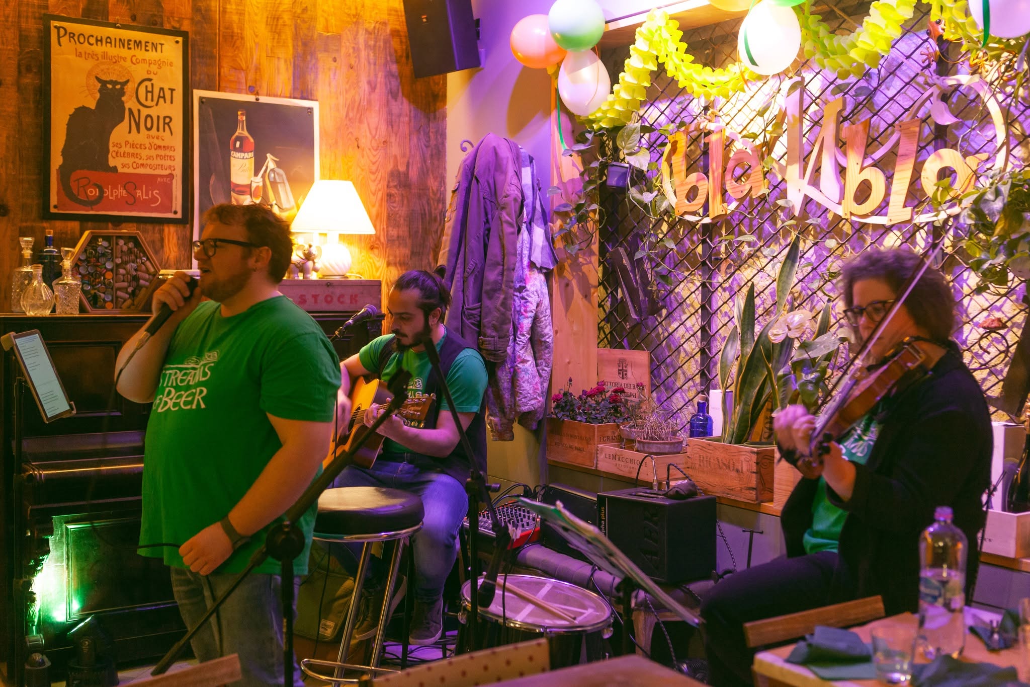 Streams of Beer durante un concerto in un locale